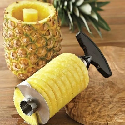 coupe ananas enroulé de morceaux d'ananas sana le coeur