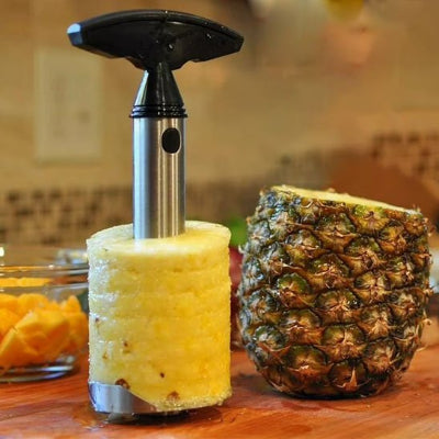 coupe ananas présenté comme un chef