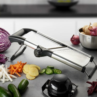 mandoline cuisine avec protÚge doigts plusieurs légumes coupés en différentes coupes