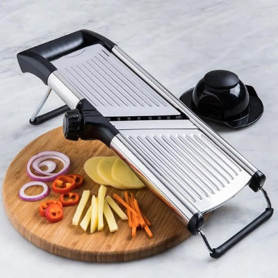 mandoline cuisine presenté avec protege doigts et des légumes en different coupe