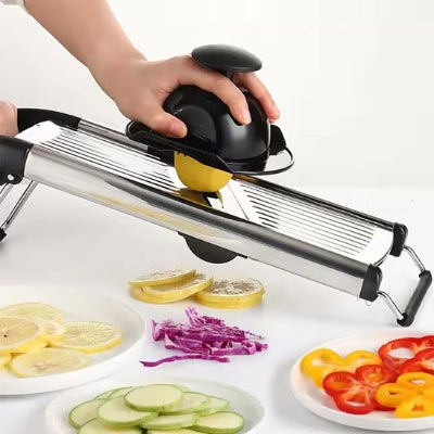 mandoline japonaise une personne coupe un citron en tranche fine