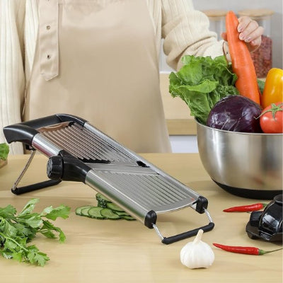 mandoline japonaise une personne qui prend une carotte dans un bol de legumes