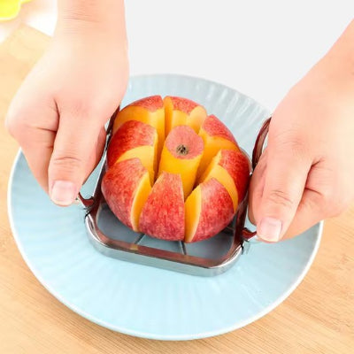 personne coupe pomme avec coupe legumes
