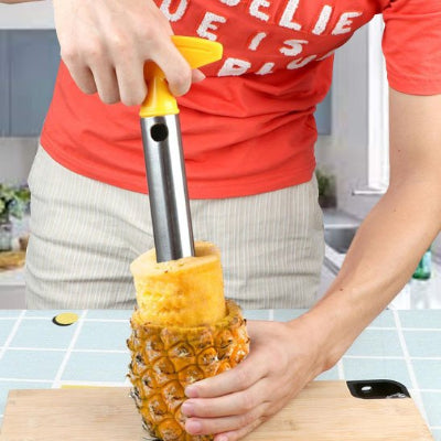 personne utilise coupe ananas
