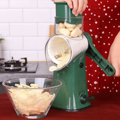 Ails coupés en lamelle avec la râpe à légumes manuelle