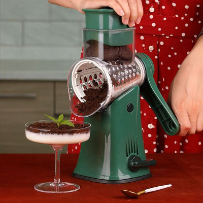 Biscuit râpé sur un dessert avec la râpe à légumes manuelle