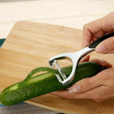 Éplucheur à légumes aspect chromé élégant pour une cuisine moderne