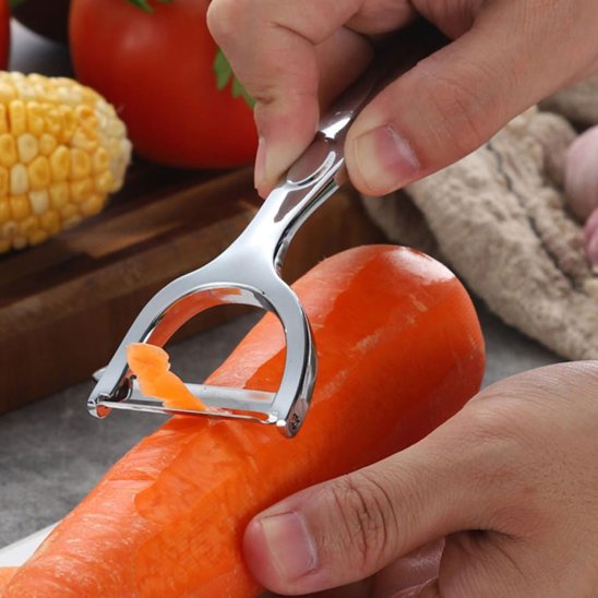 Éplucheur à légumes design ergonomique manche incurvé prise en main confortable et sécurisée