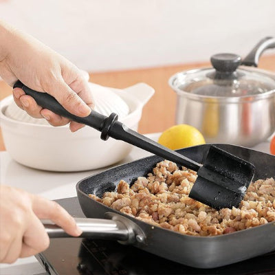 Hachoir a viande qui fragmente les aliments directement dans la poêle