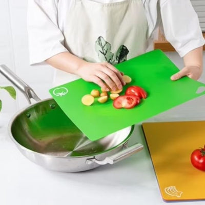 Planche à découper fine permettant une manipulation aisée d'une seule main